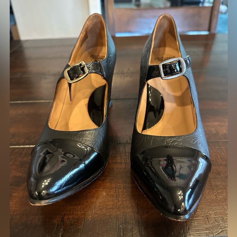 John Fluevog Big Presence Malala Black leather patent toed Mary Jane size 8